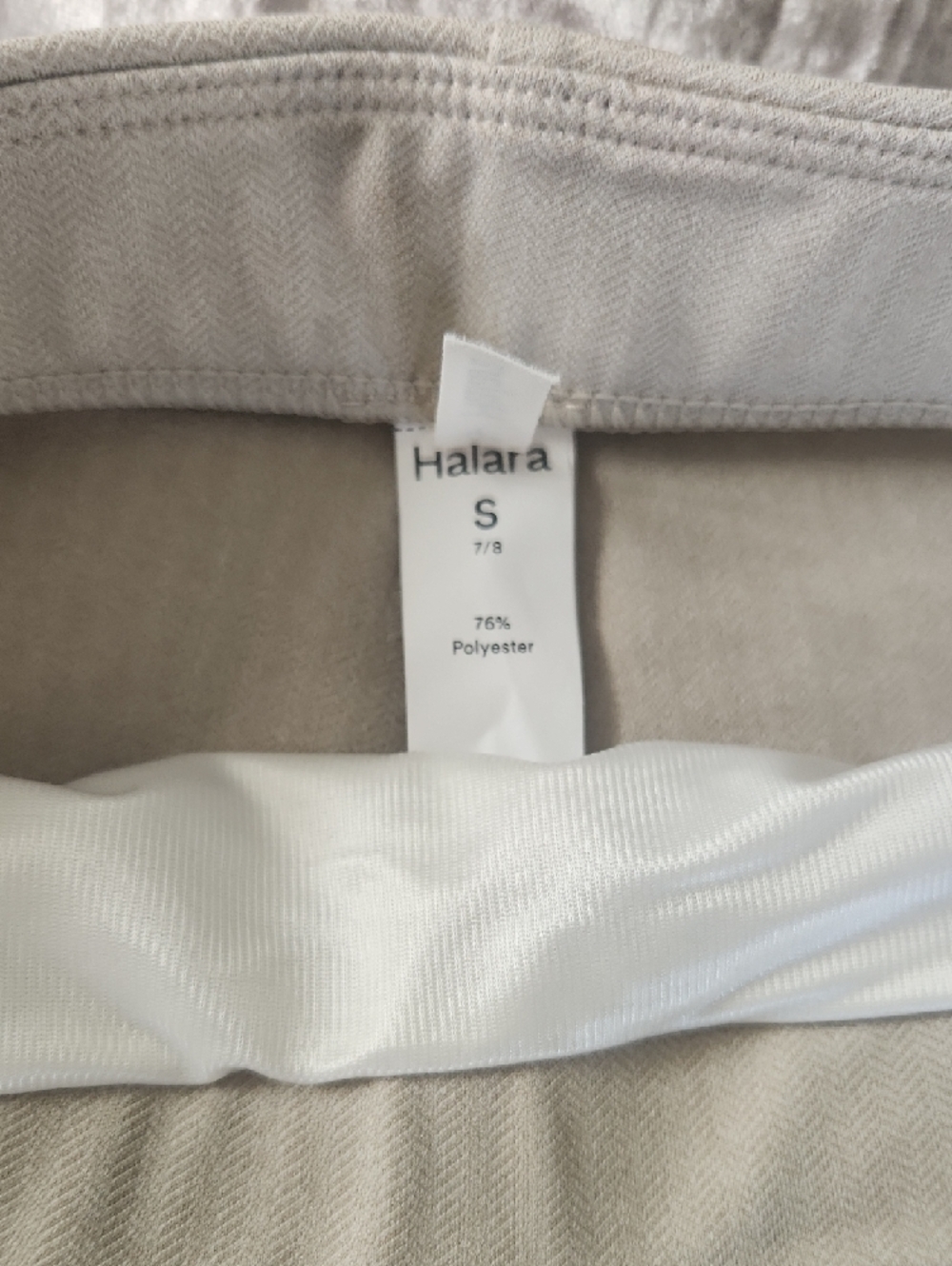 HALARA High-Waist Sailor Leggings in Light Beige with Gold Buttons - Picture 2 of 5